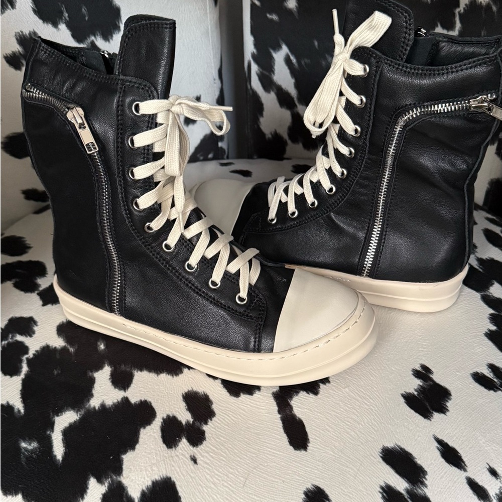 Sneaker boots